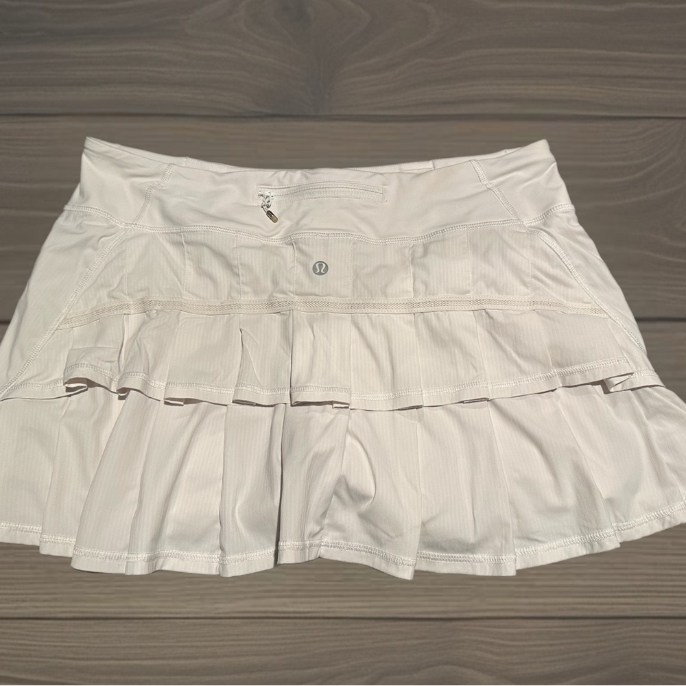 Lululemon Pace Setter Skirt – White Pinstripe – Size 10
